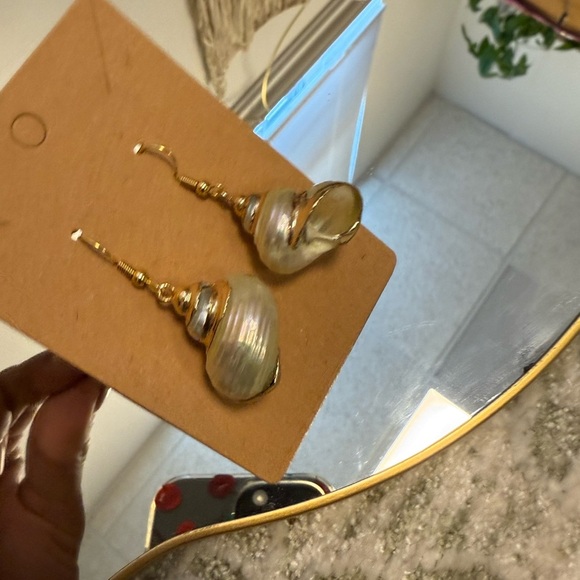 Elegant Gold and Cream Shell Earrings - Picture 4 of 5